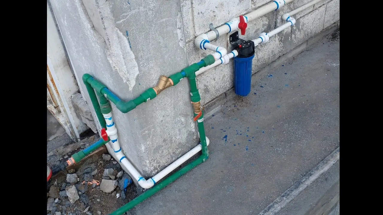 Técnico plomero trabajando en  suciedad tinaco o cisterna 